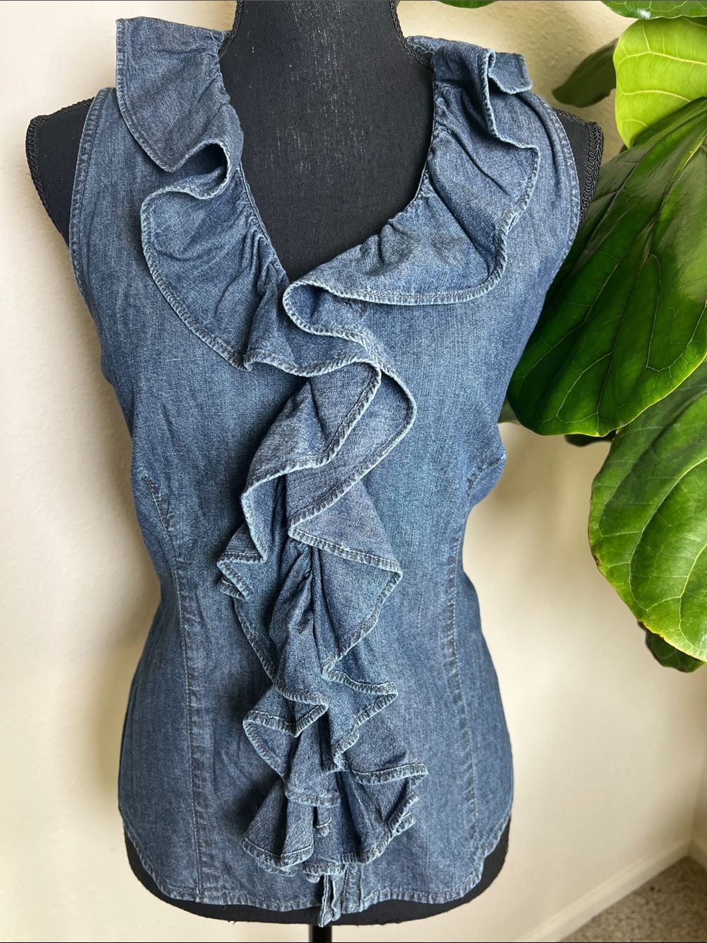 CHAPS Women’s Vintage Denim Sleeveless Ruffle Front Blouse Size 10 - Picture 1 of 14
